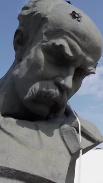这盘股票的垂直视频显示了战争期间乌克兰博罗丹卡的塔拉斯舍甫琴科的射穿式纪念碑 — 图库视频影像
