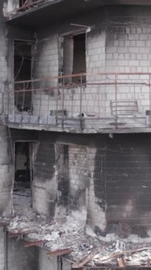 Bu dikey borsa videosu Ukrayna 'daki savaşın sonucunu gösteriyor. Borodyanka, Bucha bölgesindeki harap olmuş bir bina. Gri, renksiz, düz.