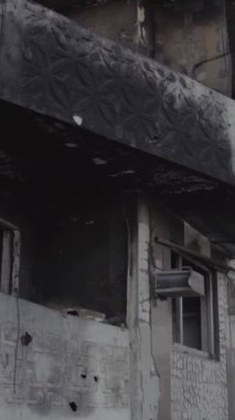 Bu dikey borsa videosu Ukrayna 'daki savaşın sonucunu gösteriyor. Borodyanka, Bucha bölgesindeki harap olmuş bir bina. Gri, renksiz, düz.