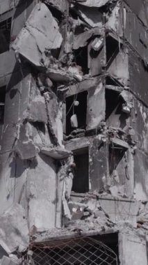 Bu dikey borsa videosu Ukrayna 'daki savaşın sonucunu gösteriyor. Borodyanka, Bucha bölgesindeki harap olmuş bir bina. Gri, renksiz, düz.