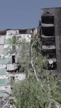 Bu dikey borsa videosu Ukrayna 'daki savaşın sonucunu gösteriyor. Borodyanka, Bucha bölgesindeki harap olmuş bir bina. Gri, renksiz, düz.