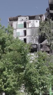 Bu dikey borsa videosu Ukrayna 'daki savaşın sonucunu gösteriyor. Borodyanka, Bucha bölgesindeki harap olmuş bir bina. Gri, renksiz, düz.