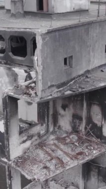 Bu dikey borsa videosu Ukrayna 'daki savaşın sonucunu gösteriyor. Borodyanka, Bucha bölgesindeki harap olmuş bir bina. Gri, renksiz, düz.