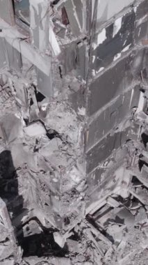 Bu dikey borsa videosu Ukrayna 'daki savaşın sonucunu gösteriyor. Borodyanka, Bucha bölgesindeki harap olmuş bir bina. Gri, renksiz, düz.