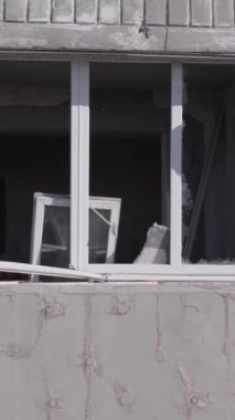 Bu dikey borsa videosu Ukrayna 'daki savaşın sonucunu gösteriyor. Borodyanka, Bucha bölgesindeki harap olmuş bir bina. Gri, renksiz, düz.