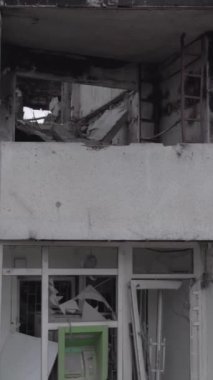 Bu dikey borsa videosu Ukrayna 'daki savaşın sonucunu gösteriyor. Borodyanka, Bucha bölgesindeki harap olmuş bir bina. Gri, renksiz, düz.