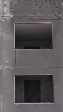 Bu dikey borsa videosu Ukrayna 'daki savaşın sonucunu gösteriyor. Borodyanka, Bucha bölgesindeki harap olmuş bir bina. Gri, renksiz, düz.