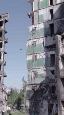 Bu dikey borsa videosu Ukrayna 'daki savaşın sonucunu gösteriyor. Borodyanka, Bucha bölgesindeki harap olmuş bir bina. Gri, renksiz, düz.