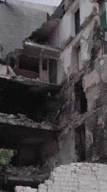 Bu dikey borsa videosu Ukrayna 'daki savaşın sonucunu gösteriyor. Borodyanka, Bucha bölgesindeki harap olmuş bir bina. Gri, renksiz, düz.