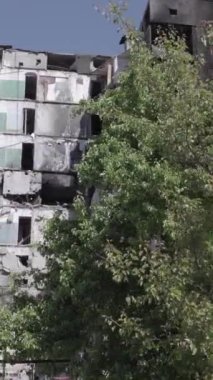 Bu dikey borsa videosu Ukrayna 'daki savaşın sonucunu gösteriyor. Borodyanka, Bucha bölgesindeki harap olmuş bir bina. Gri, renksiz, düz.