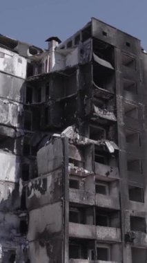 Bu dikey borsa videosu Ukrayna 'daki savaşın sonucunu gösteriyor. Borodyanka, Bucha bölgesindeki harap olmuş bir bina. Gri, renksiz, düz.