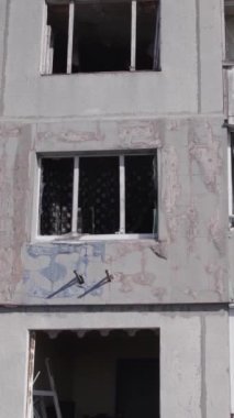 Bu dikey borsa videosu Ukrayna 'daki savaşın sonucunu gösteriyor. Borodyanka, Bucha bölgesindeki harap olmuş bir bina. Gri, renksiz, düz.