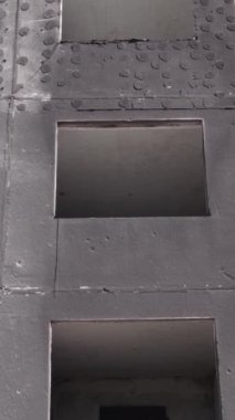 Bu dikey borsa videosu Ukrayna 'daki savaşın sonucunu gösteriyor. Borodyanka, Bucha bölgesindeki harap olmuş bir bina. Gri, renksiz, düz.