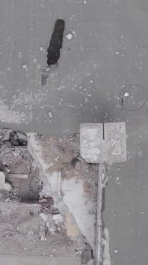 Bu dikey borsa videosu Ukrayna 'daki savaşın sonucunu gösteriyor. Borodyanka, Bucha bölgesindeki harap olmuş bir bina. Gri, renksiz, düz.