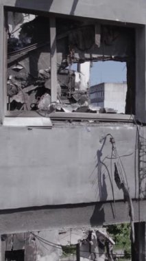 Bu dikey borsa videosu Ukrayna 'daki savaşın sonucunu gösteriyor. Borodyanka, Bucha bölgesindeki harap olmuş bir bina. Gri, renksiz, düz.