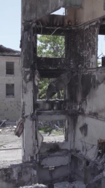 Bu dikey borsa videosu Ukrayna 'daki savaşın sonucunu gösteriyor. Borodyanka, Bucha bölgesindeki harap olmuş bir bina. Gri, renksiz, düz.