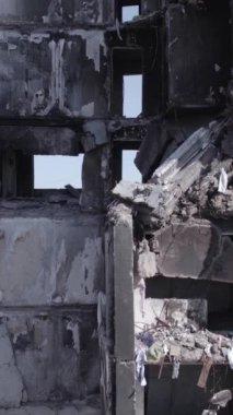 Bu dikey borsa videosu Ukrayna 'daki savaşın sonucunu gösteriyor. Borodyanka, Bucha bölgesindeki harap olmuş bir bina. Gri, renksiz, düz.