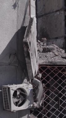 Bu dikey borsa videosu Ukrayna 'daki savaşın sonucunu gösteriyor. Borodyanka, Bucha bölgesindeki harap olmuş bir bina. Gri, renksiz, düz.