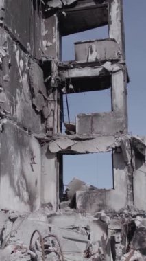 Bu dikey borsa videosu Ukrayna 'daki savaşın sonucunu gösteriyor. Borodyanka, Bucha bölgesindeki harap olmuş bir bina. Gri, renksiz, düz.