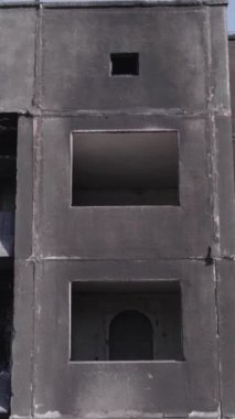 Bu dikey borsa videosu Ukrayna 'daki savaşın sonucunu gösteriyor. Borodyanka, Bucha bölgesindeki harap olmuş bir bina. Gri, renksiz, düz.
