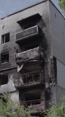 Bu dikey borsa videosu Ukrayna 'daki savaşın sonucunu gösteriyor. Borodyanka, Bucha bölgesindeki harap olmuş bir bina. Gri, renksiz, düz.