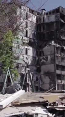 Bu dikey borsa videosu Ukrayna 'daki savaşın sonucunu gösteriyor. Borodyanka, Bucha bölgesindeki harap olmuş bir bina. Gri, renksiz, düz.