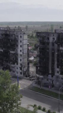 Bu dikey borsa videosu Ukrayna 'daki savaşın sonucunu gösteriyor. Borodyanka, Bucha bölgesindeki harap olmuş bir bina. Gri, renksiz, düz.