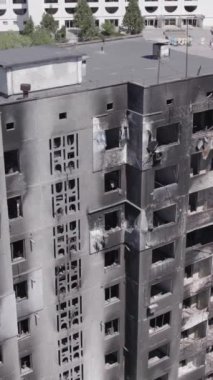 Bu dikey borsa videosu Ukrayna 'daki savaşın sonucunu gösteriyor. Borodyanka, Bucha bölgesindeki harap olmuş bir bina. Gri, renksiz, düz.