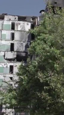 Bu dikey borsa videosu Ukrayna 'daki savaşın sonucunu gösteriyor. Borodyanka, Bucha bölgesindeki harap olmuş bir bina. Gri, renksiz, düz.