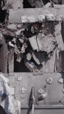 Bu dikey borsa videosu Ukrayna 'daki savaşın sonucunu gösteriyor. Borodyanka, Bucha bölgesindeki harap olmuş bir bina. Gri, renksiz, düz.