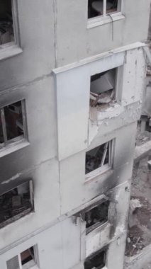 Bu dikey borsa videosu Ukrayna 'daki savaşın sonucunu gösteriyor. Borodyanka, Bucha bölgesindeki harap olmuş bir bina. Gri, renksiz, düz.