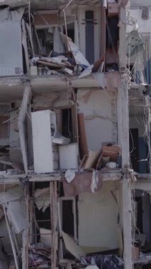 Bu dikey borsa videosu Ukrayna 'daki savaşın sonucunu gösteriyor. Borodyanka, Bucha bölgesindeki harap olmuş bir bina. Gri, renksiz, düz.