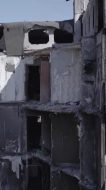 Bu dikey borsa videosu Ukrayna 'daki savaşın sonucunu gösteriyor. Borodyanka, Bucha bölgesindeki harap olmuş bir bina. Gri, renksiz, düz.
