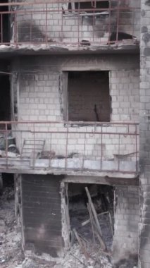 Bu dikey borsa videosu Ukrayna 'daki savaşın sonucunu gösteriyor. Borodyanka, Bucha bölgesindeki harap olmuş bir bina. Gri, renksiz, düz.