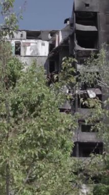Bu dikey borsa videosu Ukrayna 'daki savaşın sonucunu gösteriyor. Borodyanka, Bucha bölgesindeki harap olmuş bir bina. Gri, renksiz, düz.