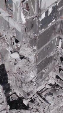 Bu dikey borsa videosu Ukrayna 'daki savaşın sonucunu gösteriyor. Borodyanka, Bucha bölgesindeki harap olmuş bir bina. Gri, renksiz, düz.