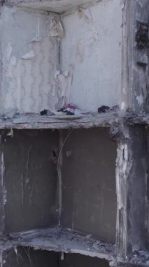 Bu dikey borsa videosu Ukrayna 'daki savaşın sonucunu gösteriyor. Borodyanka, Bucha bölgesindeki harap olmuş bir bina. Gri, renksiz, düz.