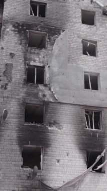 Bu dikey borsa videosu Ukrayna 'daki savaşın sonucunu gösteriyor. Borodyanka, Bucha bölgesindeki harap olmuş bir bina. Gri, renksiz, düz.