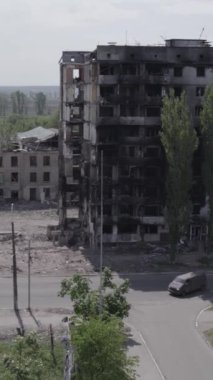 Bu dikey borsa videosu Ukrayna 'daki savaşın sonucunu gösteriyor. Borodyanka, Bucha bölgesindeki harap olmuş bir bina. Gri, renksiz, düz.