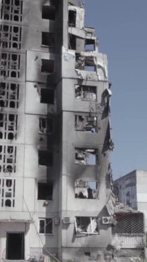 Bu dikey borsa videosu Ukrayna 'daki savaşın sonucunu gösteriyor. Borodyanka, Bucha bölgesindeki harap olmuş bir bina. Gri, renksiz, düz.