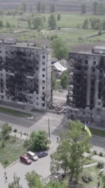 Bu dikey borsa videosu Ukrayna 'daki savaşın sonucunu gösteriyor. Borodyanka, Bucha bölgesindeki harap olmuş bir bina. Gri, renksiz, düz.