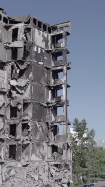 Bu dikey borsa videosu Ukrayna 'daki savaşın sonucunu gösteriyor. Borodyanka, Bucha bölgesindeki harap olmuş bir bina. Gri, renksiz, düz.