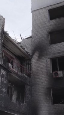 Bu dikey borsa videosu Ukrayna 'daki savaşın sonucunu gösteriyor. Borodyanka, Bucha bölgesindeki harap olmuş bir bina. Gri, renksiz, düz.