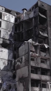 Bu dikey borsa videosu Ukrayna 'daki savaşın sonucunu gösteriyor. Borodyanka, Bucha bölgesindeki harap olmuş bir bina. Gri, renksiz, düz.