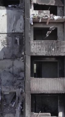 Bu dikey borsa videosu Ukrayna 'daki savaşın sonucunu gösteriyor. Borodyanka, Bucha bölgesindeki harap olmuş bir bina. Gri, renksiz, düz.