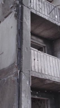 Bu dikey borsa videosu Ukrayna 'daki savaşın sonucunu gösteriyor. Borodyanka, Bucha bölgesindeki harap olmuş bir bina. Gri, renksiz, düz.