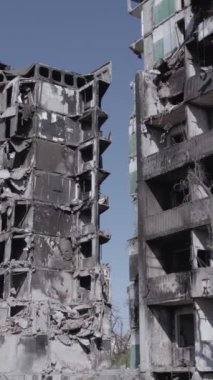 Bu dikey borsa videosu Ukrayna 'daki savaşın sonucunu gösteriyor. Borodyanka, Bucha bölgesindeki harap olmuş bir bina. Gri, renksiz, düz.