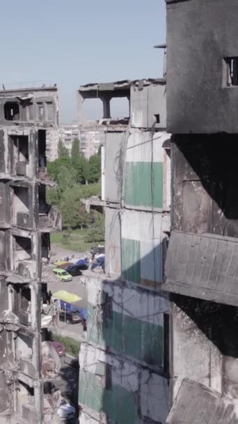 Este Vídeo Vertical Mostra Consequências Guerra Ucrânia Edifício Residencial Destruído — Vídeo de Stock