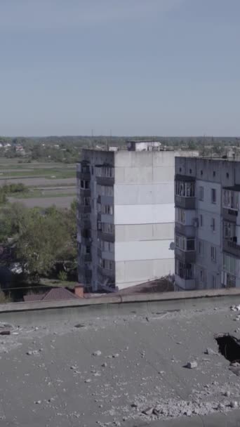 Este Video Vertical Muestra Las Secuelas Guerra Ucrania Edificio Residencial — Vídeos de Stock