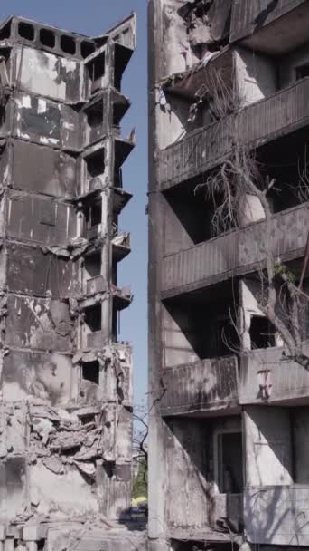 Este Video Vertical Muestra Las Secuelas Guerra Ucrania Edificio Residencial — Vídeo de stock